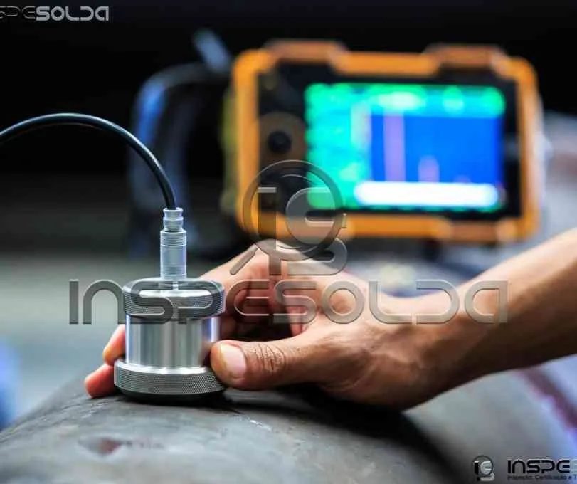 Técnico realiza ensaio não destrutivo com ultrassom portátil.