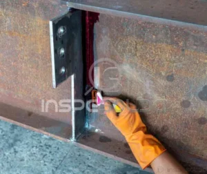 Inspeção por Líquido Penetrante 1 Técnico aplica líquido penetrante em solda para inspeção superficial.