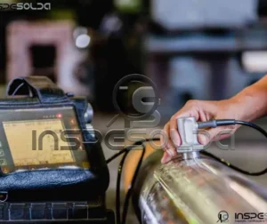 Aplicação de ensaio por ultrassom em solda com equipamento portátil.
