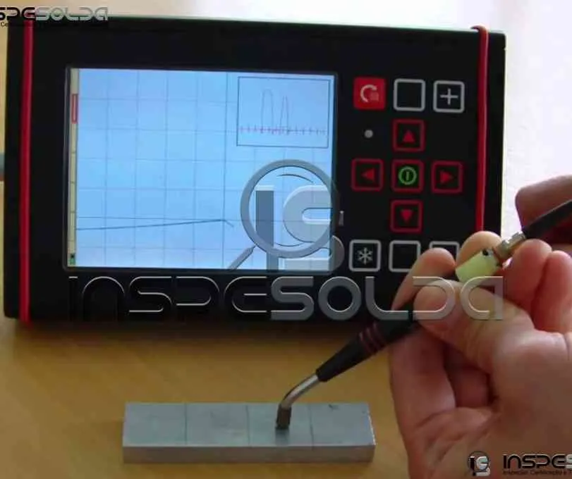Equipamento de correntes parasitas exibindo sinais em tela digital.