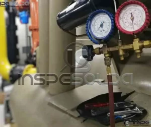 Manômetro registra pressão durante teste de estanqueidade.