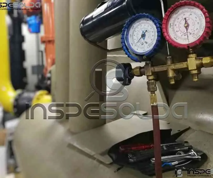 Manômetro registra pressão durante teste de estanqueidade.