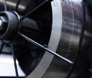 Bobina de arame tubular usada em processos de soldagem de alta demanda.