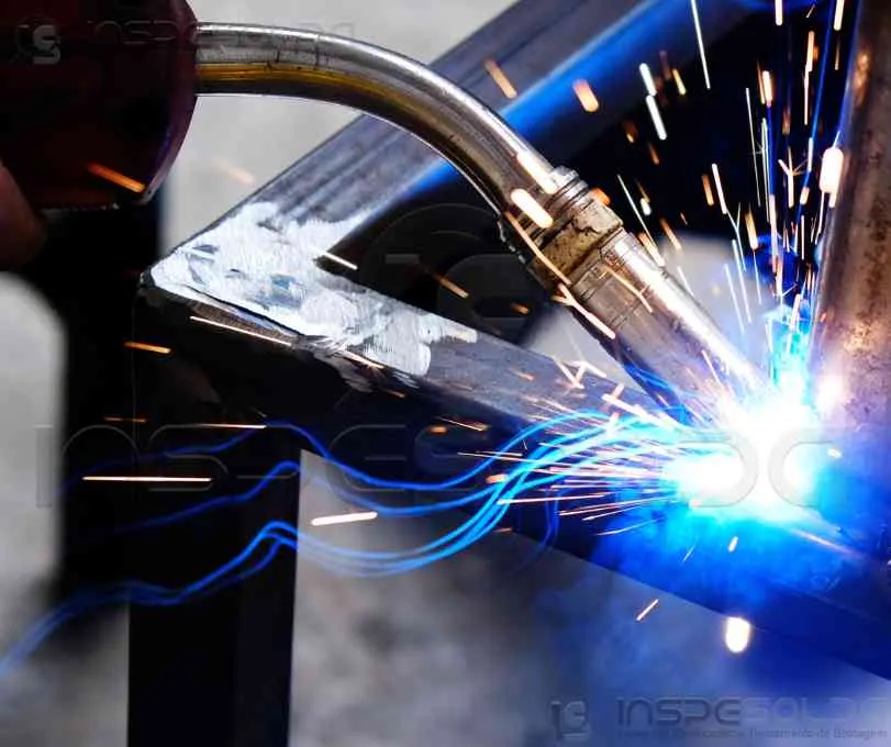 Faíscas durante processo de soldagem MIG/MAG em ambiente industrial.