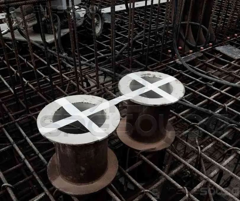 Bobinas de arame tubular prontas para uso em processos de soldagem.