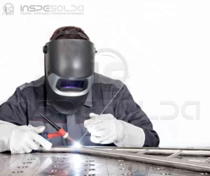 Soldador com EPI preparando-se para qualificação no processo TIG.