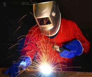 Soldador qualificado realizando solda com foco em técnica e segurança.