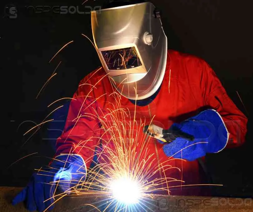Soldador qualificado realizando solda com foco em técnica e segurança.
