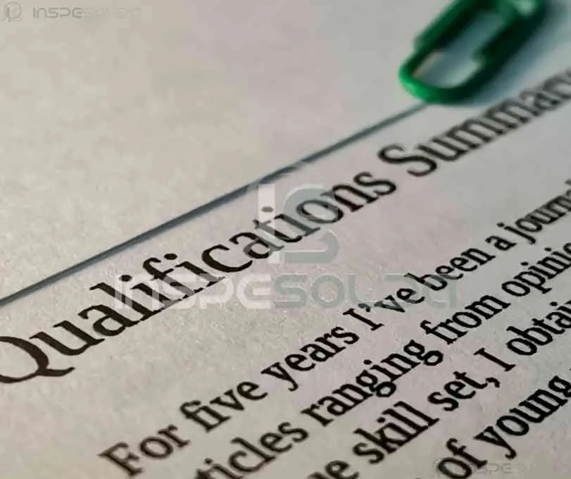 Documento com a palavra “Qualification” sublinhada em verde.