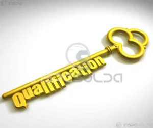 Chave dourada com a palavra “qualification” em destaque.