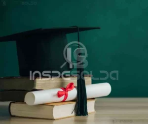 Chapéu de formatura sobre um diploma, representando a qualificação de soldadores.