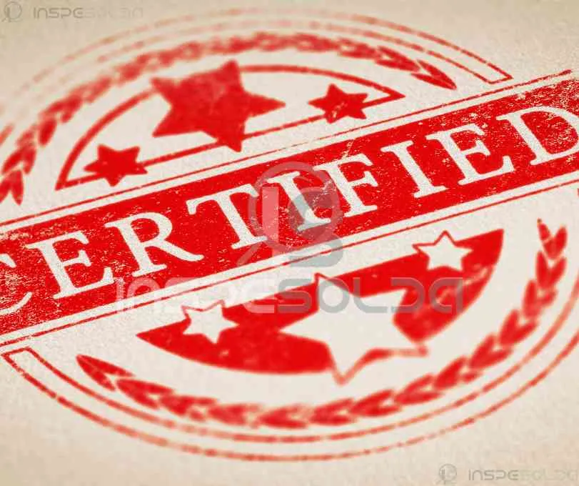 Imagem com selo de certificação vermelha simbolizando a recertificação de operadores de soldagem.