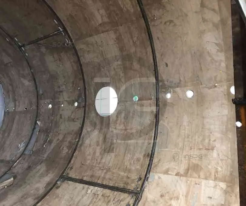 Interior da caldeira ou vaso de pressão em inspeção técnica.