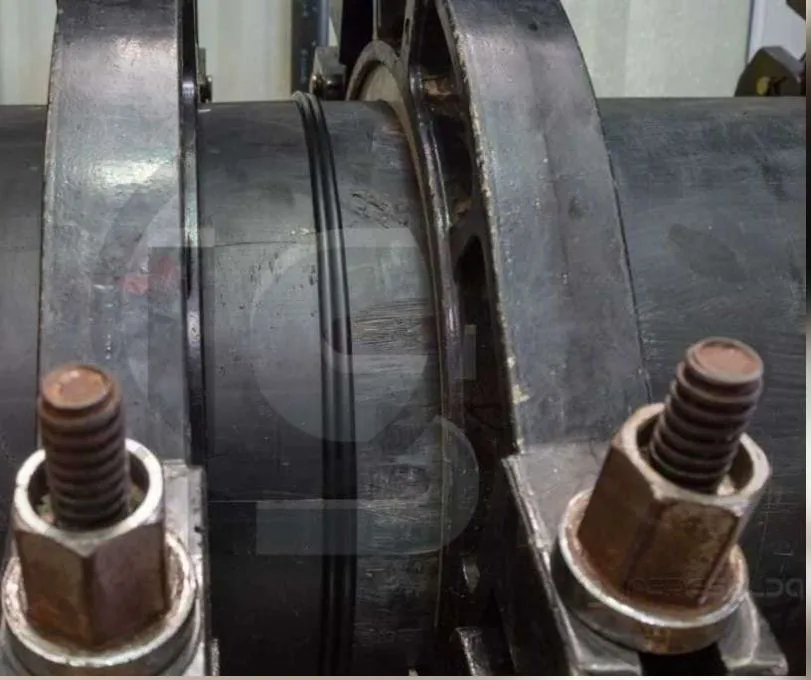Tubos soldados por eletrofusão, evidenciando o processo de junção térmica.