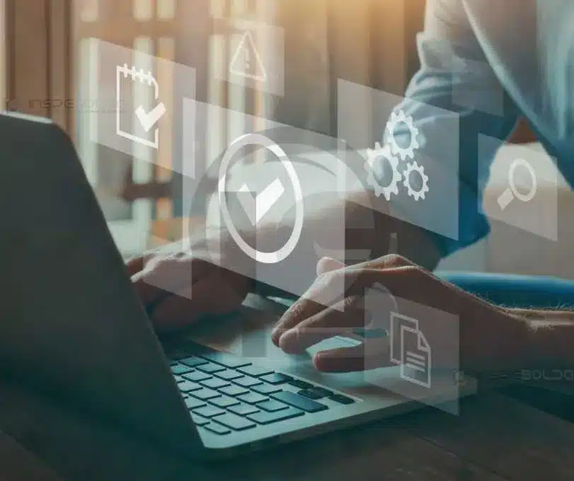 Profissional analisando dados em um tablet, representando consultoria especializada para evitar falhas críticas em processos de soldagem.
