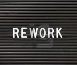 Imagem com a palavra "Rework" destacada, simbolizando retrabalho na produção e a importância da identificação de gargalos.
