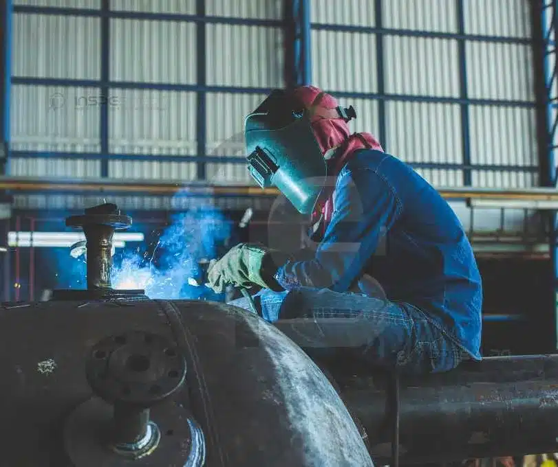 Soldador treinou executando trabalho com segurança e equipamento adequado.