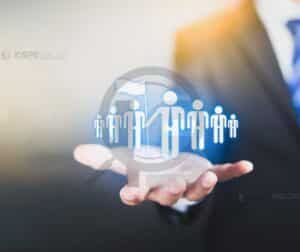 Imagem representando gestão de equipe com ícones digitais e uma mão simbolizando liderança e treinamento.