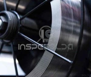 Imagem de rolo de arame tubular utilizado em processos de soldagem, evidenciando sua estrutura oca preenchida com fluxos, que permite soldagens com alta produtividade, boa penetração e maior facilidade de uso, mesmo em posições desfavoráveis.
