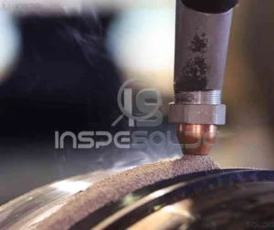 Imagem mostrando a aplicação de fluxo durante um processo de soldagem, fundamental para proteger o banho de fusão.