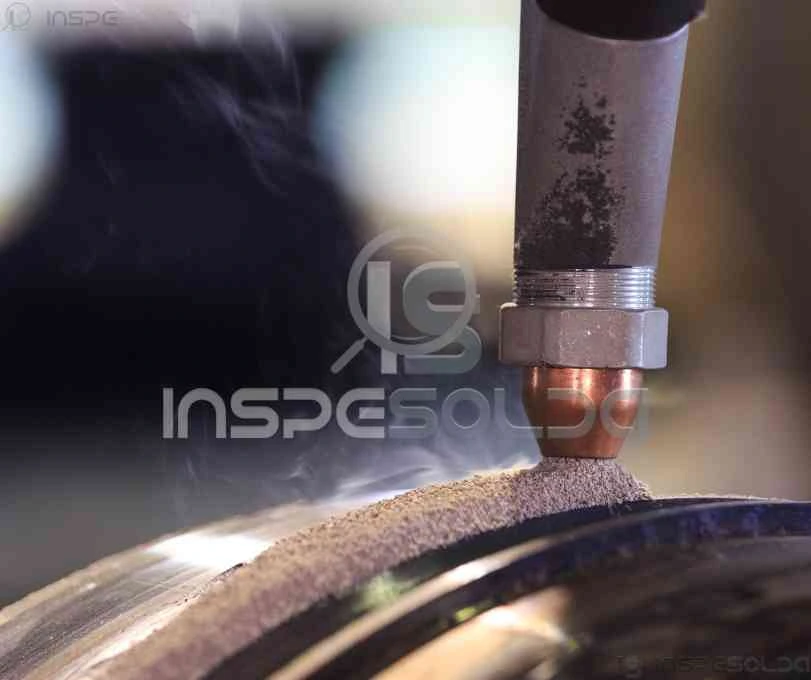 Imagem mostrando a aplicação de fluxo durante um processo de soldagem, fundamental para proteger o banho de fusão.