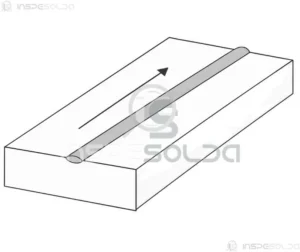 Cordão de solda reto sobre chapa metálica, ilustrando uma solda com direção firme e alinhamento preciso.