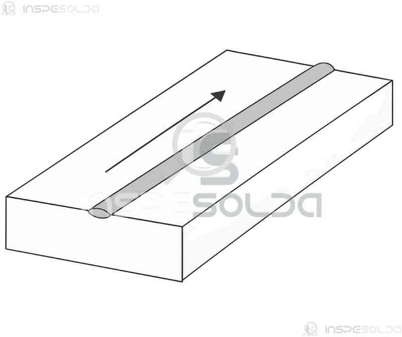 Cordão de solda reto sobre chapa metálica, ilustrando uma solda com direção firme e alinhamento preciso.