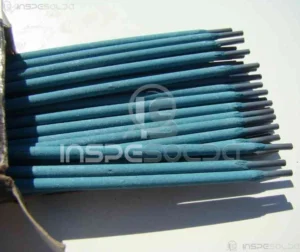 Conjunto de eletrodos revestidos empilhados, prontos para uso em processos de soldagem.