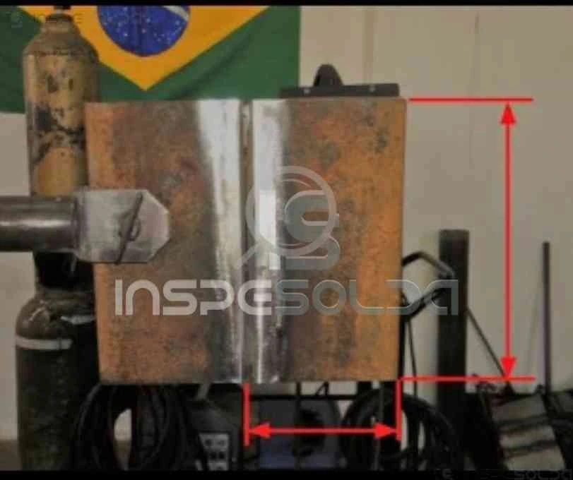 Imagem de diferentes materiais metálicos dispostos em bancada de oficina, com destaque para tubos e chapas, representando materiais de base na soldagem.