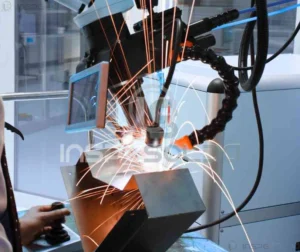 Operador de Soldagem (welding operator) 3 Imagem de um operador de soldagem realizando um processo automatizado com controle preciso, demonstrando habilidade técnica.