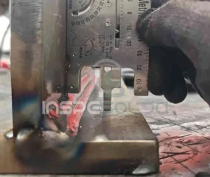 Perna da Solda de Filete (fillet weld leg) 3 Imagem de soldagem mostrando um filete com destaque para a perna da solda, usada para ilustrar a importância estrutural e a precisão na execução do cordão.
