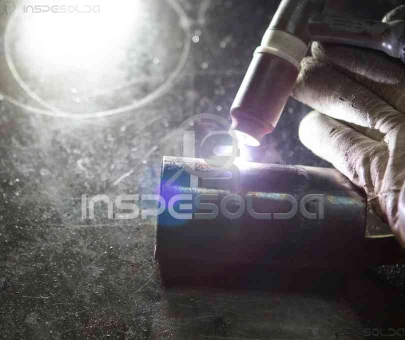 Imagem de soldagem autógena com arco elétrico visível, mostrando a união direta entre duas peças metálicas sem adição de material.