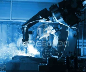 Soldagem Automática (automatic welding) 3 Sistema de soldagem automatizada em funcionamento, com robô industrial executando processo de união metálica com alta precisão em ambiente fabril.