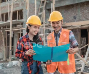 Engenheiros analisam projeto em obra seguindo norma API 1104.
